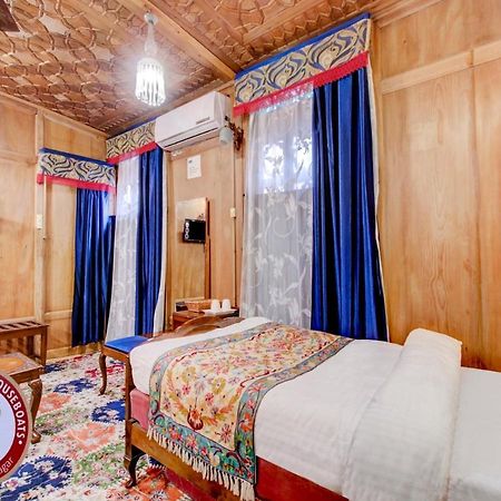 Lake Victoria Houseboats Bed & Breakfast Srinagar  Exterior photo