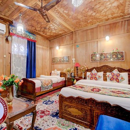 Lake Victoria Houseboats Bed & Breakfast Srinagar  Exterior photo