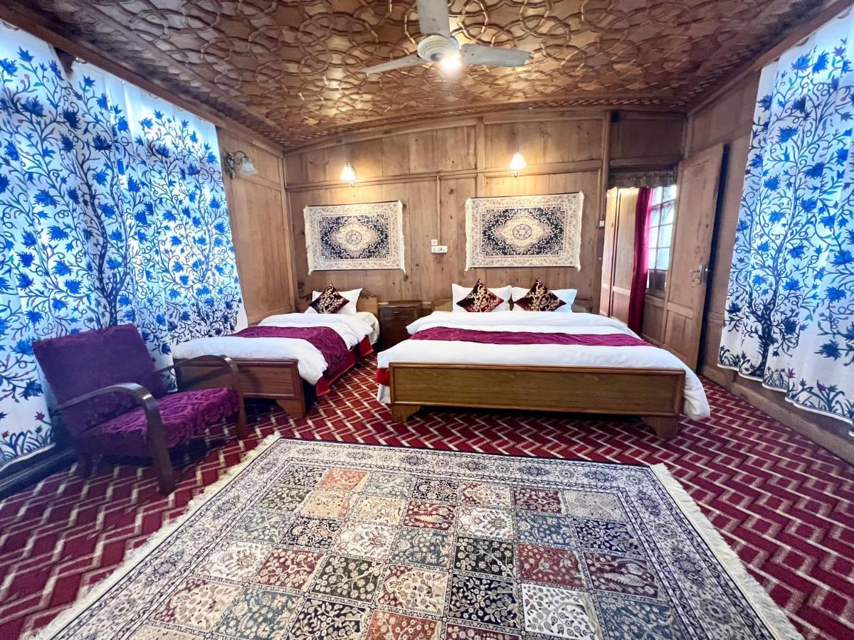 Lake Victoria Houseboats Bed & Breakfast Srinagar  Exterior photo