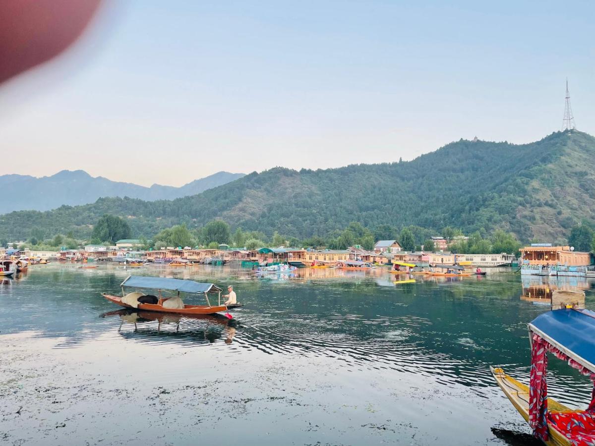 Lake Victoria Houseboats Bed & Breakfast Srinagar  Exterior photo